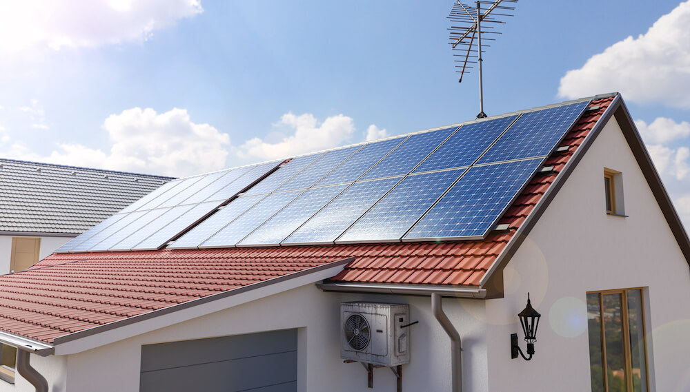 maison avec des panneaux photovoltaïques sur le toit