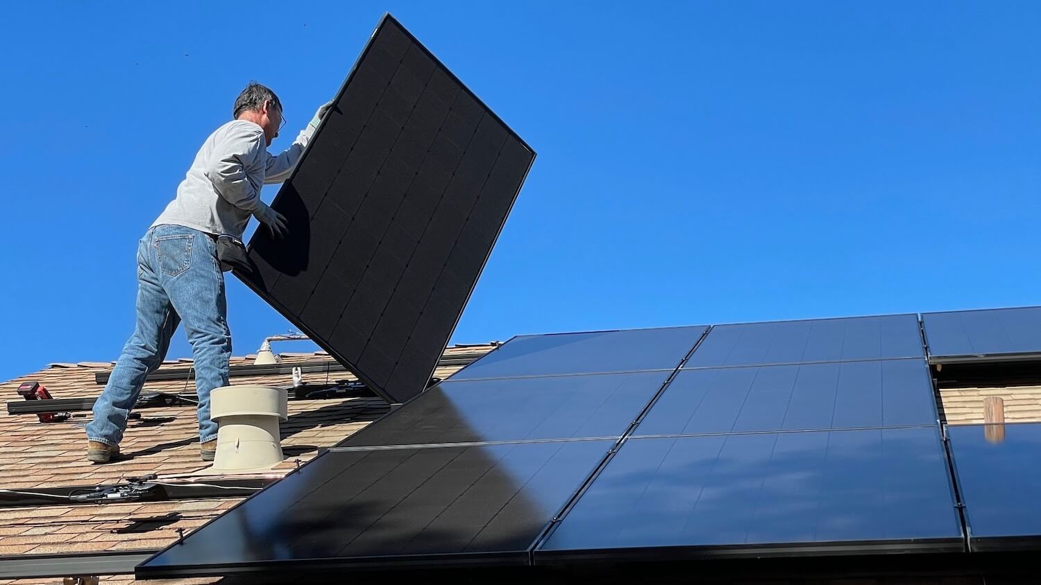 entreprise RGE qui installe des panneaux solaires sur le toit d'une maison